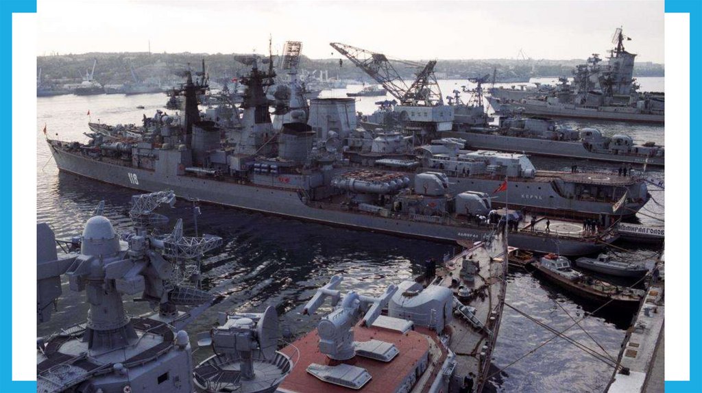 Севастополь-город военных моряков, здесь расположена главная база Черноморского флота России.