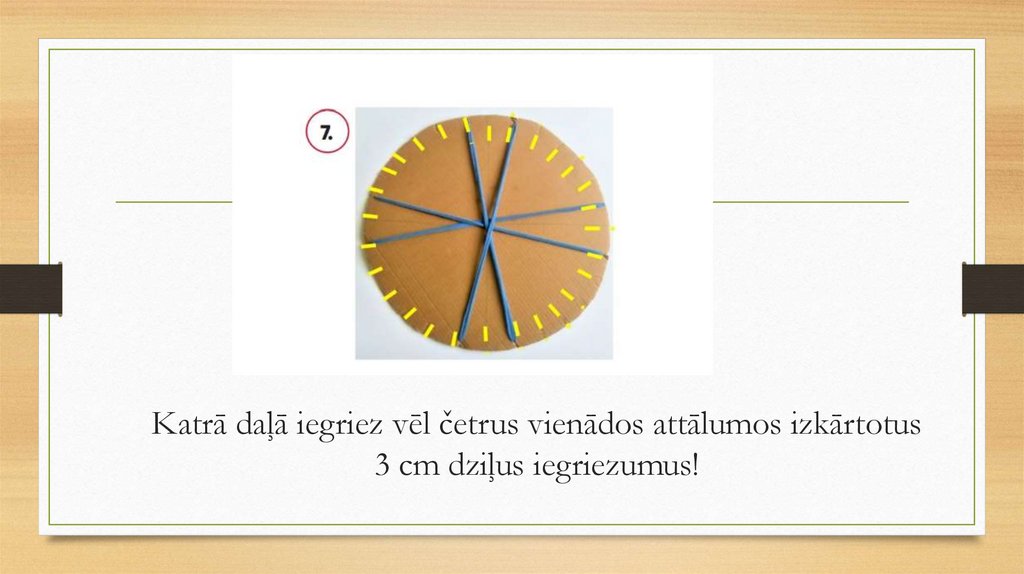 Katrā daļā iegriez vēl četrus vienādos attālumos izkārtotus 3 cm dziļus iegriezumus!